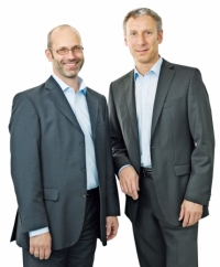 Freuen sich &uuml;ber die faszinierenden Zukunftsperspektiven f&uuml;r ihre Kunden durch die CompuGroup Medical AG: LAUER-FISCHER	Gesch&auml;ftsf&uuml;hrer Andreas Prenneis (l.) und Gordian Sch&ouml;llhorn.