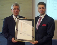 Urkunden&uuml;bergabe: Wilfried Hollmann (links), Vorstandsvorsitzender der NOWEDA, und Christoph Bach (rechts), Chefredakteur 