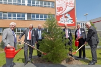 Ein Mammutbaum wird anl&auml;sslich des 50-j&auml;hrigen Firmenjubil&auml;ums auf dem Gel&auml;nde der DHU gepflanzt: (v.l.) Regierungspr&auml;sident des Regierungsbezirks Karlsruhe Dr. Rudolf K&uuml;hner, Beirat der Schwabe-Gruppe Dr. Klaus-Peter Schwabe, Gesch&auml;ftsf&uuml;hrer der DHU Franz Stempfle, Gesch&auml;ftsf&uuml;hrer der DHU Patrick Krauth, Beirat der Schwabe-Gruppe Dr. Wolf-Dietrich Schwabe, Oberb&uuml;rgermeister der Stadt Karlsruhe Heinz Fenrich. 